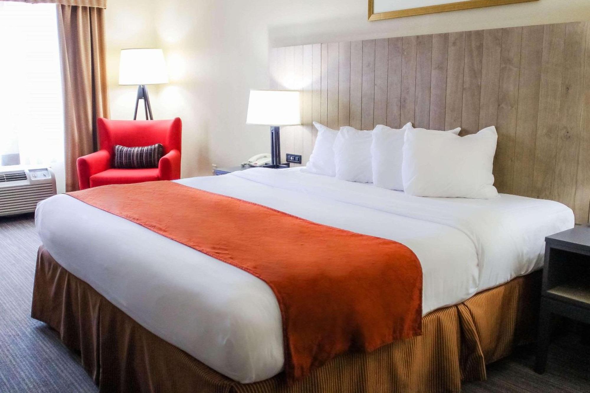 Country & By Radisson, Chester, Va 2*