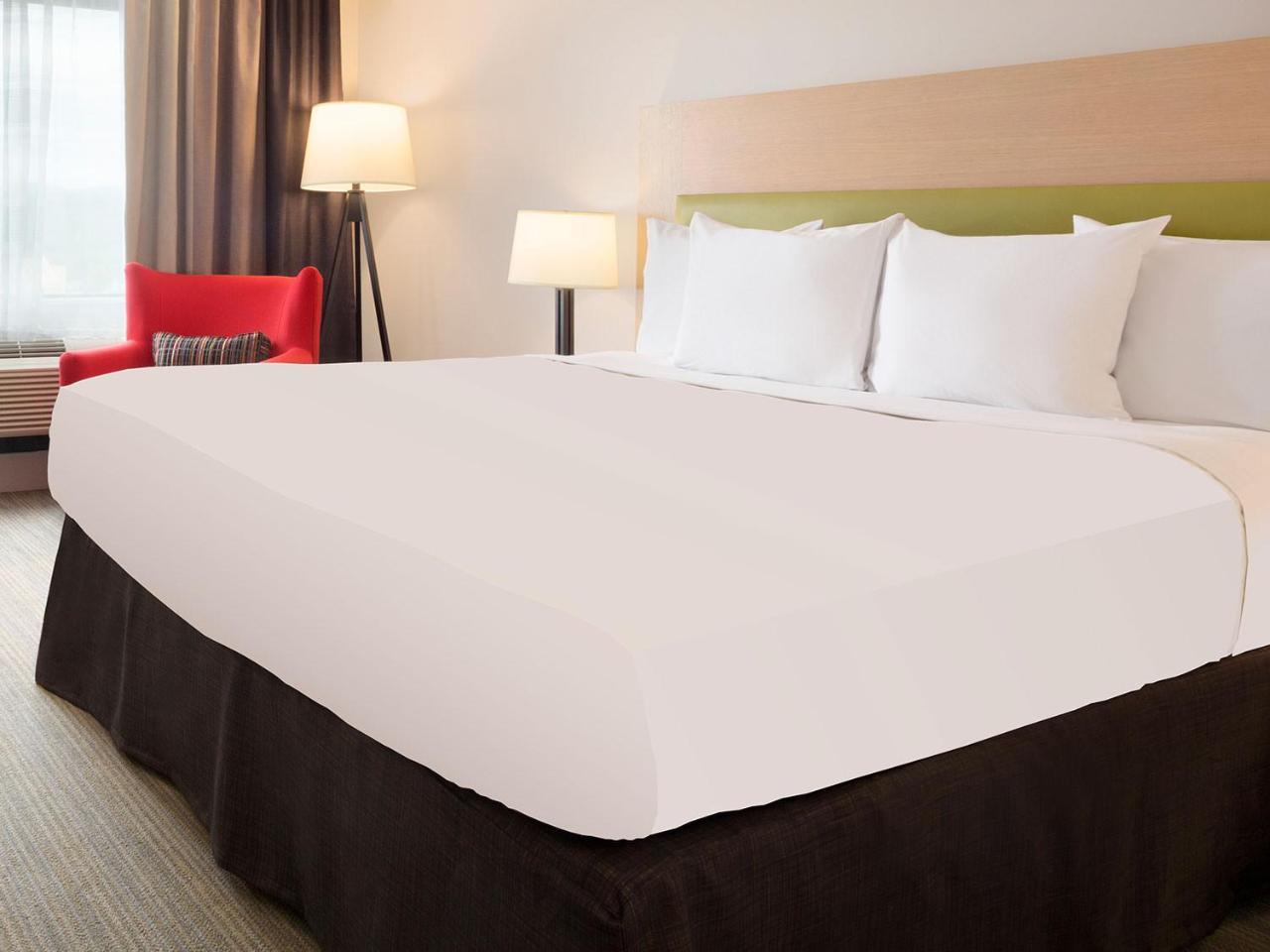 Country & By Radisson, Chester, Va Hotel